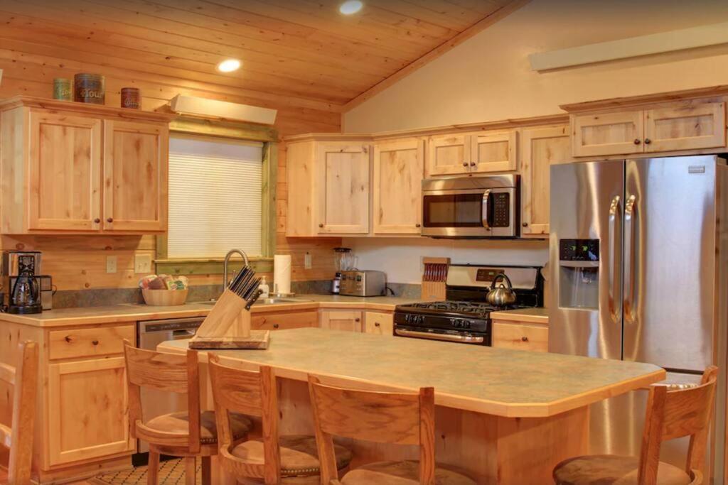 Fox Den Lodge West Yellowstone Exterior photo