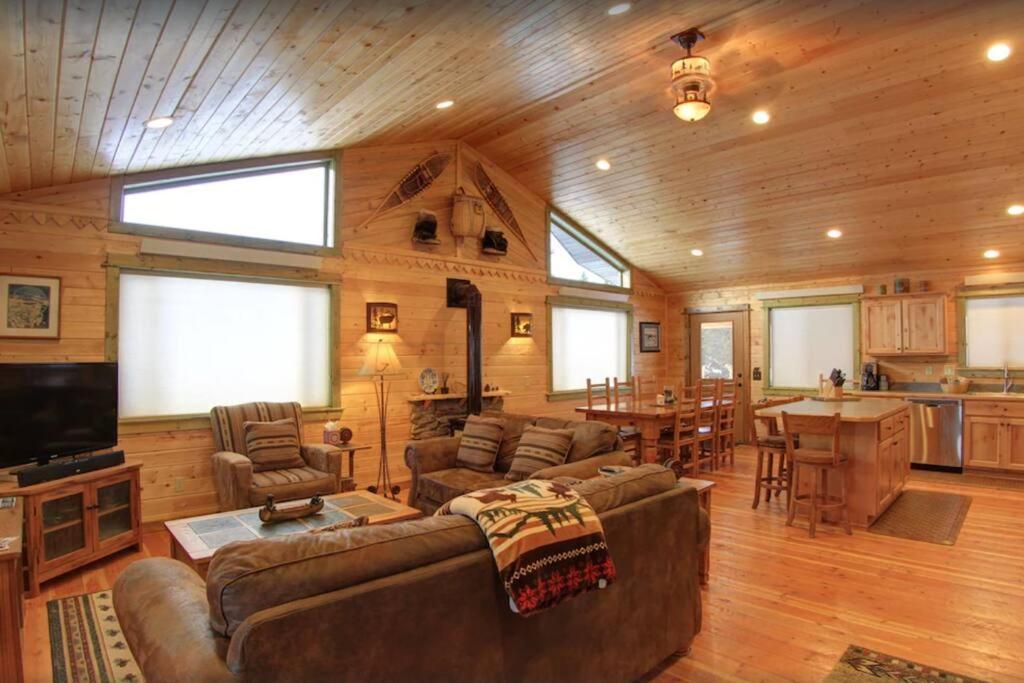 Fox Den Lodge West Yellowstone Exterior photo