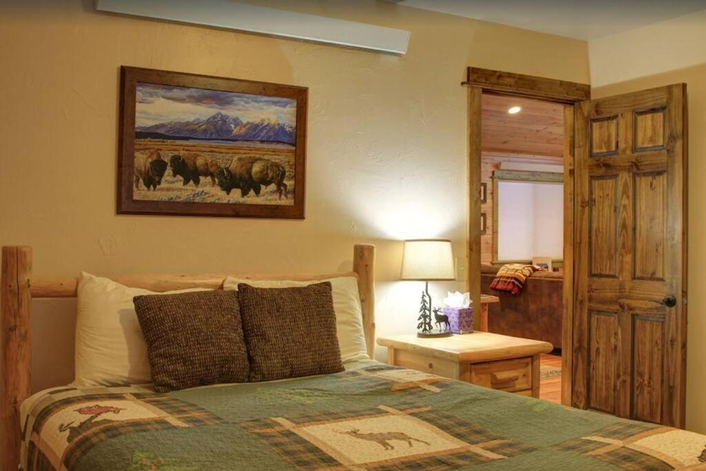 Fox Den Lodge West Yellowstone Exterior photo
