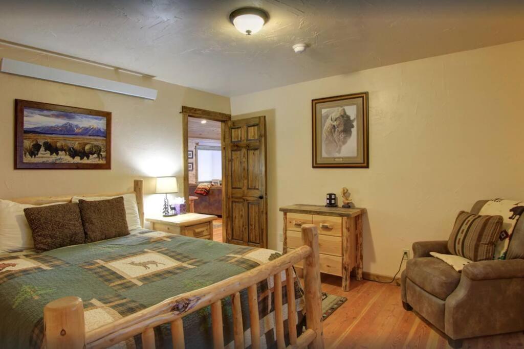 Fox Den Lodge West Yellowstone Exterior photo
