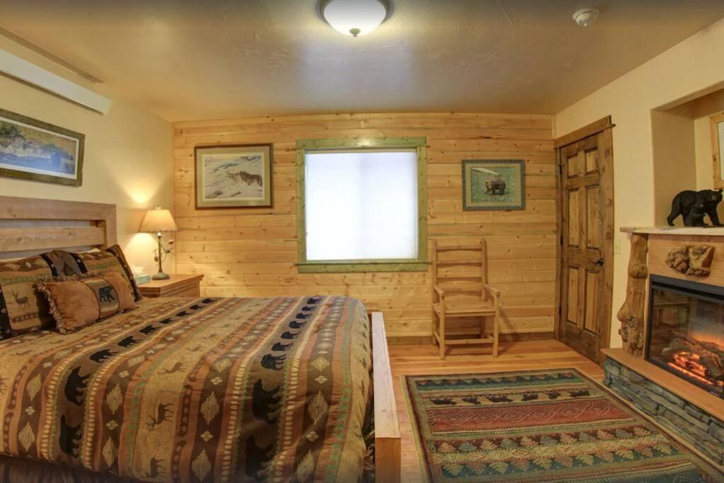 Fox Den Lodge West Yellowstone Exterior photo