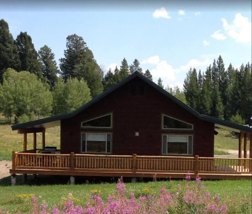 Fox Den Lodge West Yellowstone Exterior photo